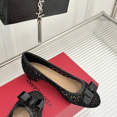 Ferragamo/菲拉格慕26WF新品蝴蝶结镂空粗跟单鞋经典蝴蝶结饰鞋头双侧镂空漾开柔美感粗跟稳当显高 Ferragamo/菲拉格慕26WF新品蝴蝶结镂空粗跟单鞋经典蝴蝶结饰鞋头双侧镂空漾开柔美感粗跟稳当显高