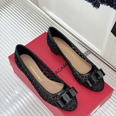 Ferragamo/菲拉格慕26WF新品蝴蝶结镂空粗跟单鞋经典蝴蝶结饰鞋头双侧镂空漾开柔美感粗跟稳当显高 Ferragamo/菲拉格慕26WF新品蝴蝶结镂空粗跟单鞋经典蝴蝶结饰鞋头双侧镂空漾开柔美感粗跟稳当显高