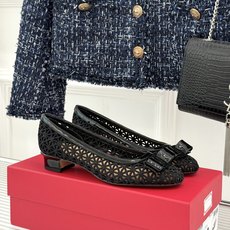 Ferragamo/菲拉格慕26WF新品蝴蝶结镂空粗跟单鞋经典蝴蝶结饰鞋头双侧镂空漾开柔美感粗跟稳当显高 Ferragamo/菲拉格慕26WF新品蝴蝶结镂空粗跟单鞋经典蝴蝶结饰鞋头双侧镂空漾开柔美感粗跟稳当显高