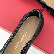 Ferragamo/菲拉格慕26WF新品蝴蝶结镂空粗跟单鞋经典蝴蝶结饰鞋头双侧镂空漾开柔美感粗跟稳当显高 Ferragamo/菲拉格慕26WF新品蝴蝶结镂空粗跟单鞋经典蝴蝶结饰鞋头双侧镂空漾开柔美感粗跟稳当显高