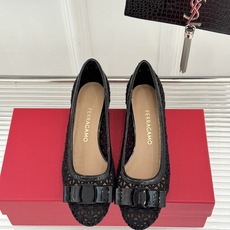 Ferragamo/菲拉格慕26WF新品蝴蝶结镂空粗跟单鞋经典蝴蝶结饰鞋头双侧镂空漾开柔美感粗跟稳当显高 Ferragamo/菲拉格慕26WF新品蝴蝶结镂空粗跟单鞋经典蝴蝶结饰鞋头双侧镂空漾开柔美感粗跟稳当显高