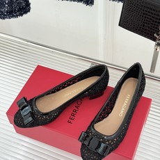 Ferragamo/菲拉格慕26WF新品蝴蝶结镂空粗跟单鞋经典蝴蝶结饰鞋头双侧镂空漾开柔美感粗跟稳当显高 Ferragamo/菲拉格慕26WF新品蝴蝶结镂空粗跟单鞋经典蝴蝶结饰鞋头双侧镂空漾开柔美感粗跟稳当显高