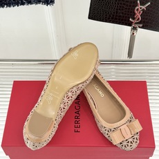 Ferragamo/菲拉格慕26WF新品蝴蝶结镂空粗跟单鞋经典蝴蝶结饰鞋头双侧镂空漾开柔美感粗跟稳当显高 Ferragamo/菲拉格慕26WF新品蝴蝶结镂空粗跟单鞋经典蝴蝶结饰鞋头双侧镂空漾开柔美感粗跟稳当显高