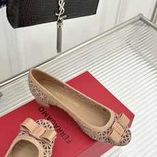 Ferragamo/菲拉格慕26WF新品蝴蝶结镂空粗跟单鞋经典蝴蝶结饰鞋头双侧镂空漾开柔美感粗跟稳当显高 Ferragamo/菲拉格慕26WF新品蝴蝶结镂空粗跟单鞋经典蝴蝶结饰鞋头双侧镂空漾开柔美感粗跟稳当显高