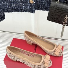 Ferragamo/菲拉格慕26WF新品蝴蝶结镂空粗跟单鞋经典蝴蝶结饰鞋头双侧镂空漾开柔美感粗跟稳当显高 Ferragamo/菲拉格慕26WF新品蝴蝶结镂空粗跟单鞋经典蝴蝶结饰鞋头双侧镂空漾开柔美感粗跟稳当显高