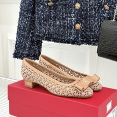 Ferragamo/菲拉格慕26WF新品蝴蝶结镂空粗跟单鞋经典蝴蝶结饰鞋头双侧镂空漾开柔美感粗跟稳当显高 Ferragamo/菲拉格慕26WF新品蝴蝶结镂空粗跟单鞋经典蝴蝶结饰鞋头双侧镂空漾开柔美感粗跟稳当显高