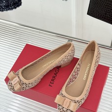 Ferragamo/菲拉格慕26WF新品蝴蝶结镂空粗跟单鞋经典蝴蝶结饰鞋头双侧镂空漾开柔美感粗跟稳当显高 Ferragamo/菲拉格慕26WF新品蝴蝶结镂空粗跟单鞋经典蝴蝶结饰鞋头双侧镂空漾开柔美感粗跟稳当显高