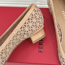 Ferragamo/菲拉格慕26WF新品蝴蝶结镂空粗跟单鞋经典蝴蝶结饰鞋头双侧镂空漾开柔美感粗跟稳当显高 Ferragamo/菲拉格慕26WF新品蝴蝶结镂空粗跟单鞋经典蝴蝶结饰鞋头双侧镂空漾开柔美感粗跟稳当显高