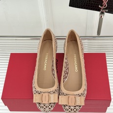 Ferragamo/菲拉格慕26WF新品蝴蝶结镂空粗跟单鞋经典蝴蝶结饰鞋头双侧镂空漾开柔美感粗跟稳当显高 Ferragamo/菲拉格慕26WF新品蝴蝶结镂空粗跟单鞋经典蝴蝶结饰鞋头双侧镂空漾开柔美感粗跟稳当显高
