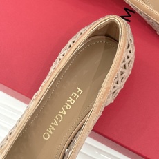 Ferragamo/菲拉格慕26WF新品蝴蝶结镂空粗跟单鞋经典蝴蝶结饰鞋头双侧镂空漾开柔美感粗跟稳当显高 Ferragamo/菲拉格慕26WF新品蝴蝶结镂空粗跟单鞋经典蝴蝶结饰鞋头双侧镂空漾开柔美感粗跟稳当显高