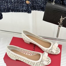 Ferragamo/菲拉格慕26WF新品蝴蝶结镂空粗跟单鞋经典蝴蝶结饰鞋头双侧镂空漾开柔美感粗跟稳当显高 Ferragamo/菲拉格慕26WF新品蝴蝶结镂空粗跟单鞋经典蝴蝶结饰鞋头双侧镂空漾开柔美感粗跟稳当显高