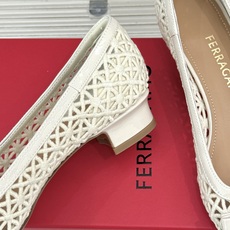 Ferragamo/菲拉格慕26WF新品蝴蝶结镂空粗跟单鞋经典蝴蝶结饰鞋头双侧镂空漾开柔美感粗跟稳当显高 Ferragamo/菲拉格慕26WF新品蝴蝶结镂空粗跟单鞋经典蝴蝶结饰鞋头双侧镂空漾开柔美感粗跟稳当显高