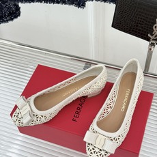 Ferragamo/菲拉格慕26WF新品蝴蝶结镂空粗跟单鞋经典蝴蝶结饰鞋头双侧镂空漾开柔美感粗跟稳当显高 Ferragamo/菲拉格慕26WF新品蝴蝶结镂空粗跟单鞋经典蝴蝶结饰鞋头双侧镂空漾开柔美感粗跟稳当显高