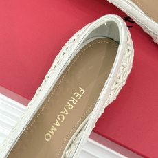 Ferragamo/菲拉格慕26WF新品蝴蝶结镂空粗跟单鞋经典蝴蝶结饰鞋头双侧镂空漾开柔美感粗跟稳当显高 Ferragamo/菲拉格慕26WF新品蝴蝶结镂空粗跟单鞋经典蝴蝶结饰鞋头双侧镂空漾开柔美感粗跟稳当显高