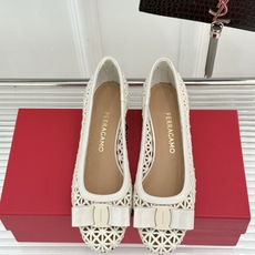 Ferragamo/菲拉格慕26WF新品蝴蝶结镂空粗跟单鞋经典蝴蝶结饰鞋头双侧镂空漾开柔美感粗跟稳当显高 Ferragamo/菲拉格慕26WF新品蝴蝶结镂空粗跟单鞋经典蝴蝶结饰鞋头双侧镂空漾开柔美感粗跟稳当显高