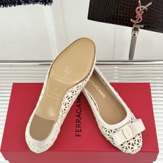 Ferragamo/菲拉格慕26WF新品蝴蝶结镂空粗跟单鞋经典蝴蝶结饰鞋头双侧镂空漾开柔美感粗跟稳当显高 Ferragamo/菲拉格慕26WF新品蝴蝶结镂空粗跟单鞋经典蝴蝶结饰鞋头双侧镂空漾开柔美感粗跟稳当显高