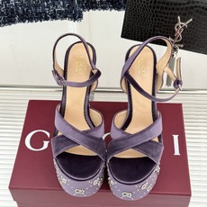 Gucci/古驰经典铆钉走秀厚交叉带防水台高跟凉鞋厚交叉带衬得脚纤细铆钉缀满复古质感上脚秒变大长腿厚底防 Gucci/古驰经典铆钉走秀厚交叉带防水台高跟凉鞋厚交叉带衬得脚纤细铆钉缀满复古质感上脚秒变大长腿厚底防