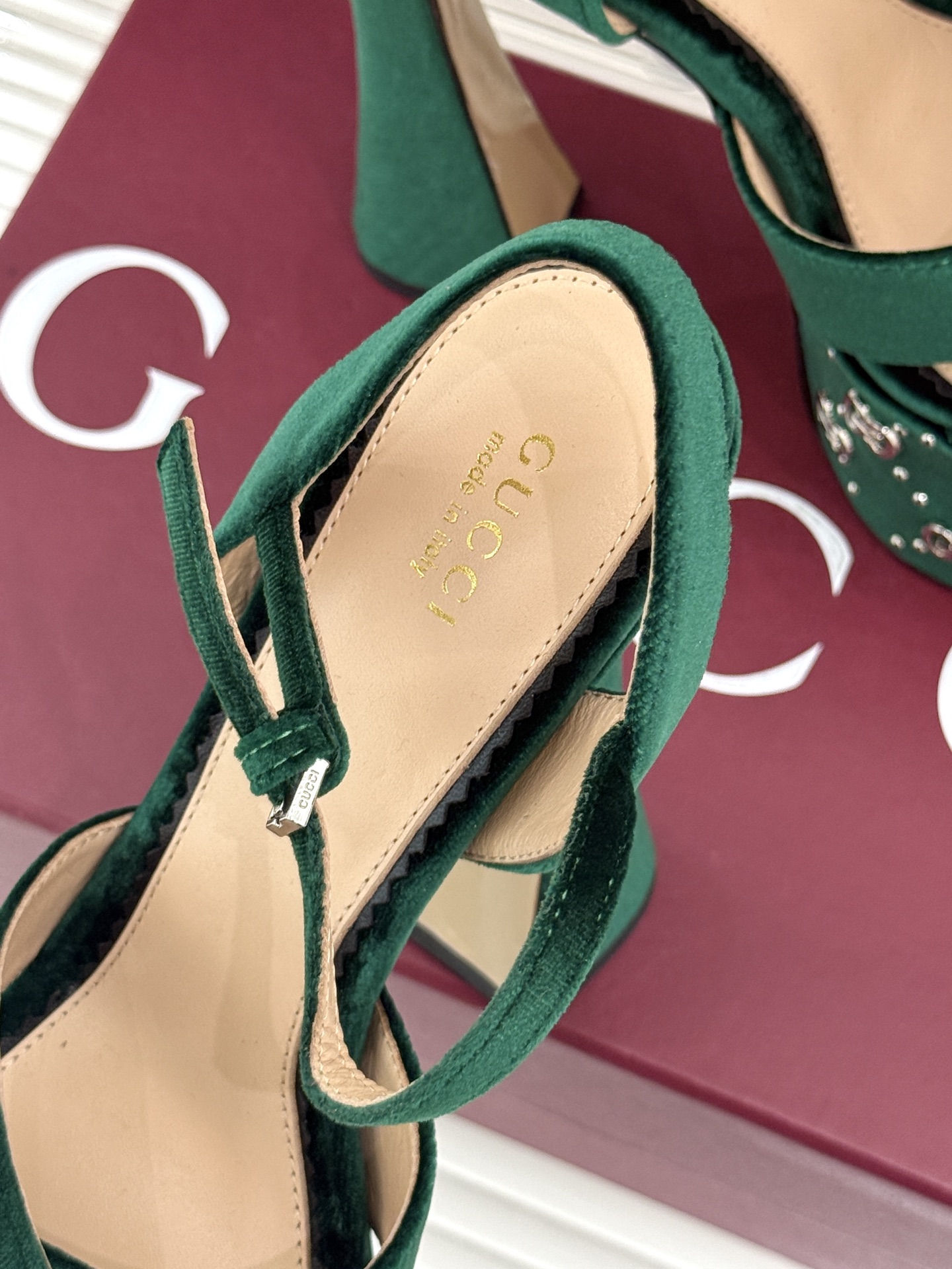 Gucci/古驰经典铆钉走秀厚交叉带防水台高跟凉鞋厚交叉带衬得脚纤细铆钉缀满复古质感上脚秒变大长腿厚底防