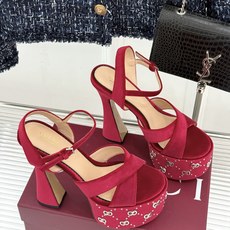 Gucci/古驰经典铆钉走秀厚交叉带防水台高跟凉鞋厚交叉带衬得脚纤细铆钉缀满复古质感上脚秒变大长腿厚底防 Gucci/古驰经典铆钉走秀厚交叉带防水台高跟凉鞋厚交叉带衬得脚纤细铆钉缀满复古质感上脚秒变大长腿厚底防