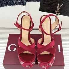 Gucci/古驰经典铆钉走秀厚交叉带防水台高跟凉鞋厚交叉带衬得脚纤细铆钉缀满复古质感上脚秒变大长腿厚底防 Gucci/古驰经典铆钉走秀厚交叉带防水台高跟凉鞋厚交叉带衬得脚纤细铆钉缀满复古质感上脚秒变大长腿厚底防