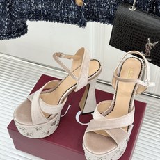 Gucci/古驰经典铆钉走秀厚交叉带防水台高跟凉鞋厚交叉带衬得脚纤细铆钉缀满复古质感上脚秒变大长腿厚底防 Gucci/古驰经典铆钉走秀厚交叉带防水台高跟凉鞋厚交叉带衬得脚纤细铆钉缀满复古质感上脚秒变大长腿厚底防