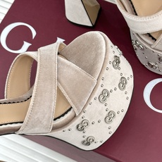 Gucci/古驰经典铆钉走秀厚交叉带防水台高跟凉鞋厚交叉带衬得脚纤细铆钉缀满复古质感上脚秒变大长腿厚底防 Gucci/古驰经典铆钉走秀厚交叉带防水台高跟凉鞋厚交叉带衬得脚纤细铆钉缀满复古质感上脚秒变大长腿厚底防