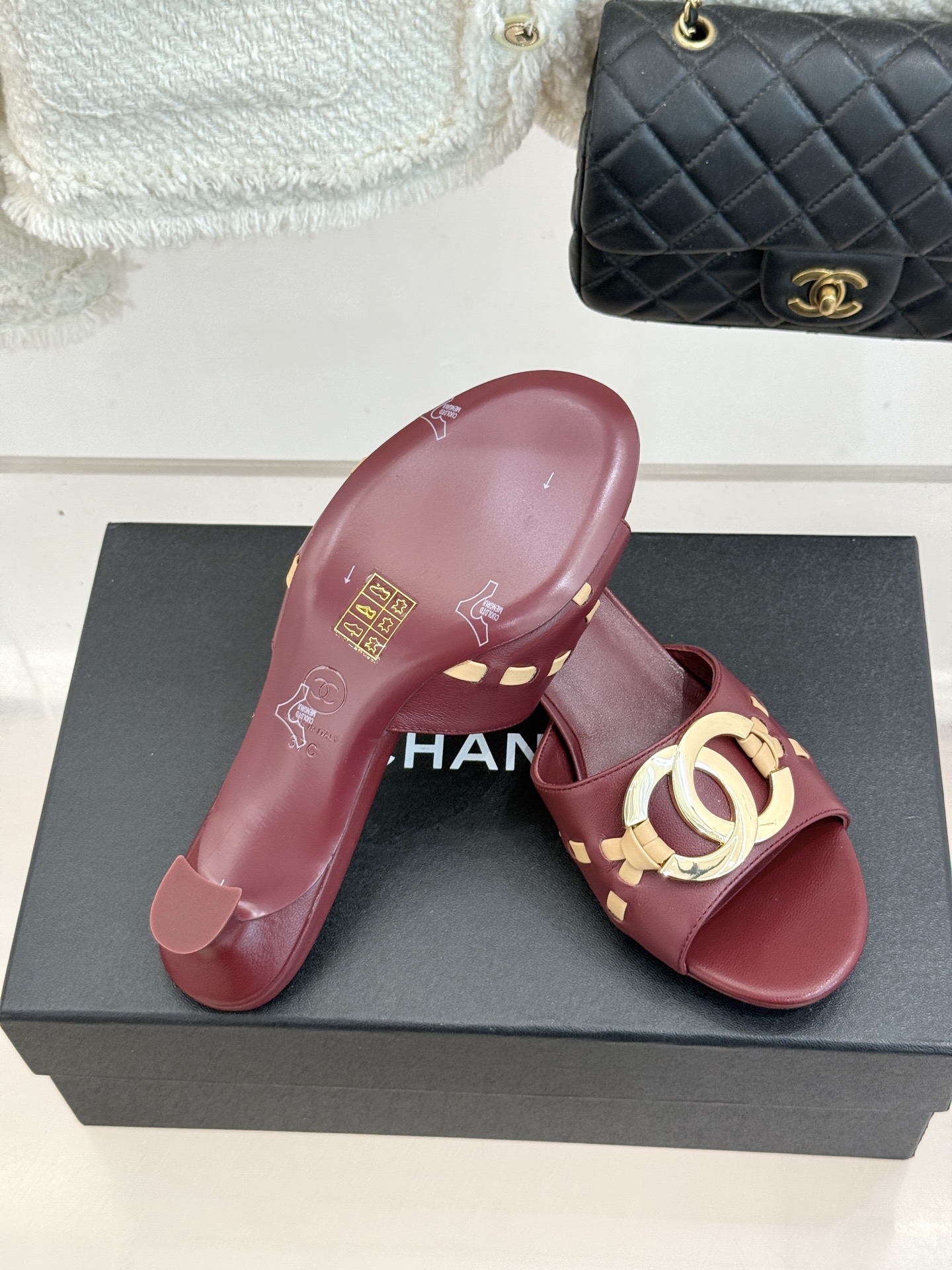 厂价CHANE*｜小香经典金属大双C一字带中跟拖鞋金属大双C真耀目一字带轻裹柔美足尖中跟高度显高不累小羊