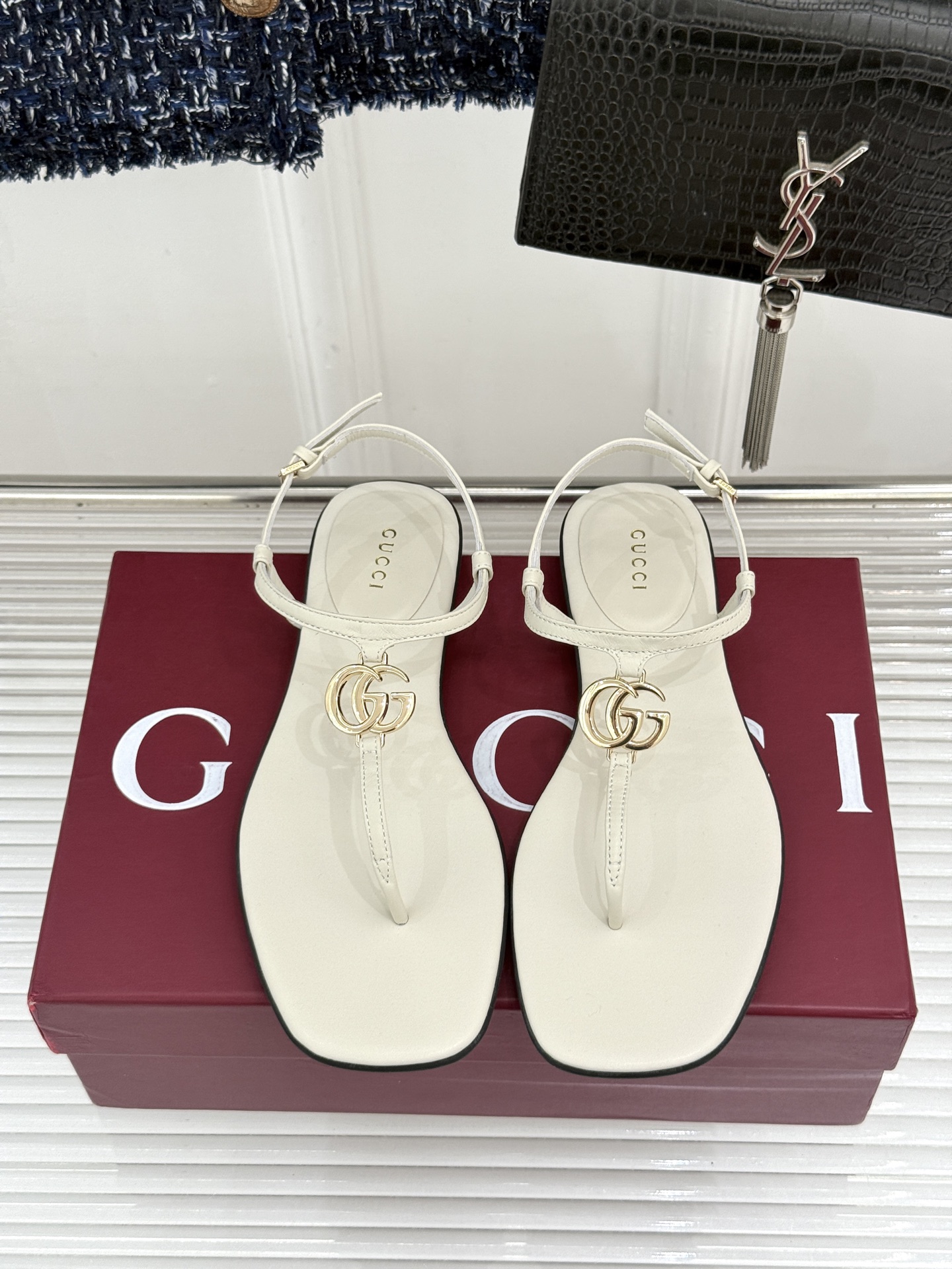 Gucci/古驰26WF新品双G夹脚方头平底凉鞋G家26WF春夏度假新作复古方头勾勒纤细脚型经典互扣双G