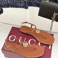 Gucci/古驰26WF新品双G夹脚方头平底凉鞋G家26WF春夏度假新作复古方头勾勒纤细脚型经典互扣双G Gucci/古驰26WF新品双G夹脚方头平底凉鞋G家26WF春夏度假新作复古方头勾勒纤细脚型经典互扣双G