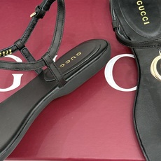 Gucci/古驰26WF新品双G夹脚方头平底凉鞋G家26WF春夏度假新作复古方头勾勒纤细脚型经典互扣双G Gucci/古驰26WF新品双G夹脚方头平底凉鞋G家26WF春夏度假新作复古方头勾勒纤细脚型经典互扣双G