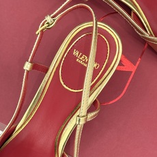 Valentino/华伦天奴26WF新品樱桃装饰尖头猫跟凉鞋夏日出街回头率超高小众别致完全不怕撞款轻奢氛 Valentino/华伦天奴26WF新品樱桃装饰尖头猫跟凉鞋夏日出街回头率超高小众别致完全不怕撞款轻奢氛