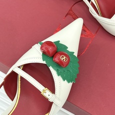 Valentino/华伦天奴26WF新品樱桃装饰尖头猫跟凉鞋夏日出街回头率超高小众别致完全不怕撞款轻奢氛 Valentino/华伦天奴26WF新品樱桃装饰尖头猫跟凉鞋夏日出街回头率超高小众别致完全不怕撞款轻奢氛