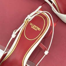 Valentino/华伦天奴26WF新品樱桃装饰尖头猫跟凉鞋夏日出街回头率超高小众别致完全不怕撞款轻奢氛 Valentino/华伦天奴26WF新品樱桃装饰尖头猫跟凉鞋夏日出街回头率超高小众别致完全不怕撞款轻奢氛