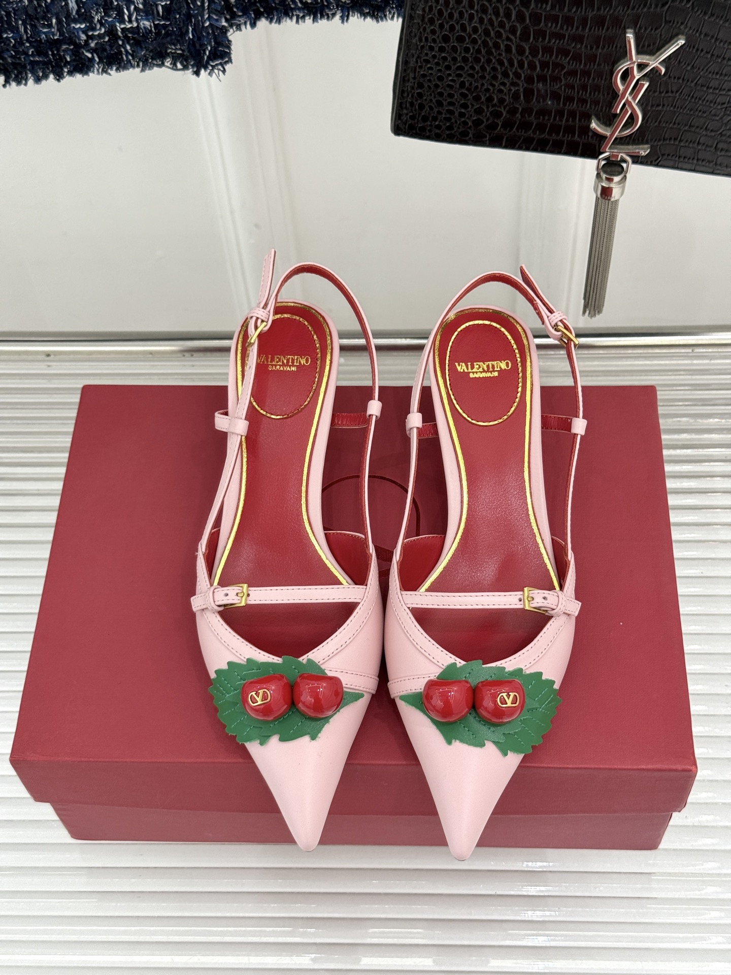 Valentino/华伦天奴26WF新品樱桃装饰尖头猫跟凉鞋夏日出街回头率超高小众别致完全不怕撞款轻奢氛