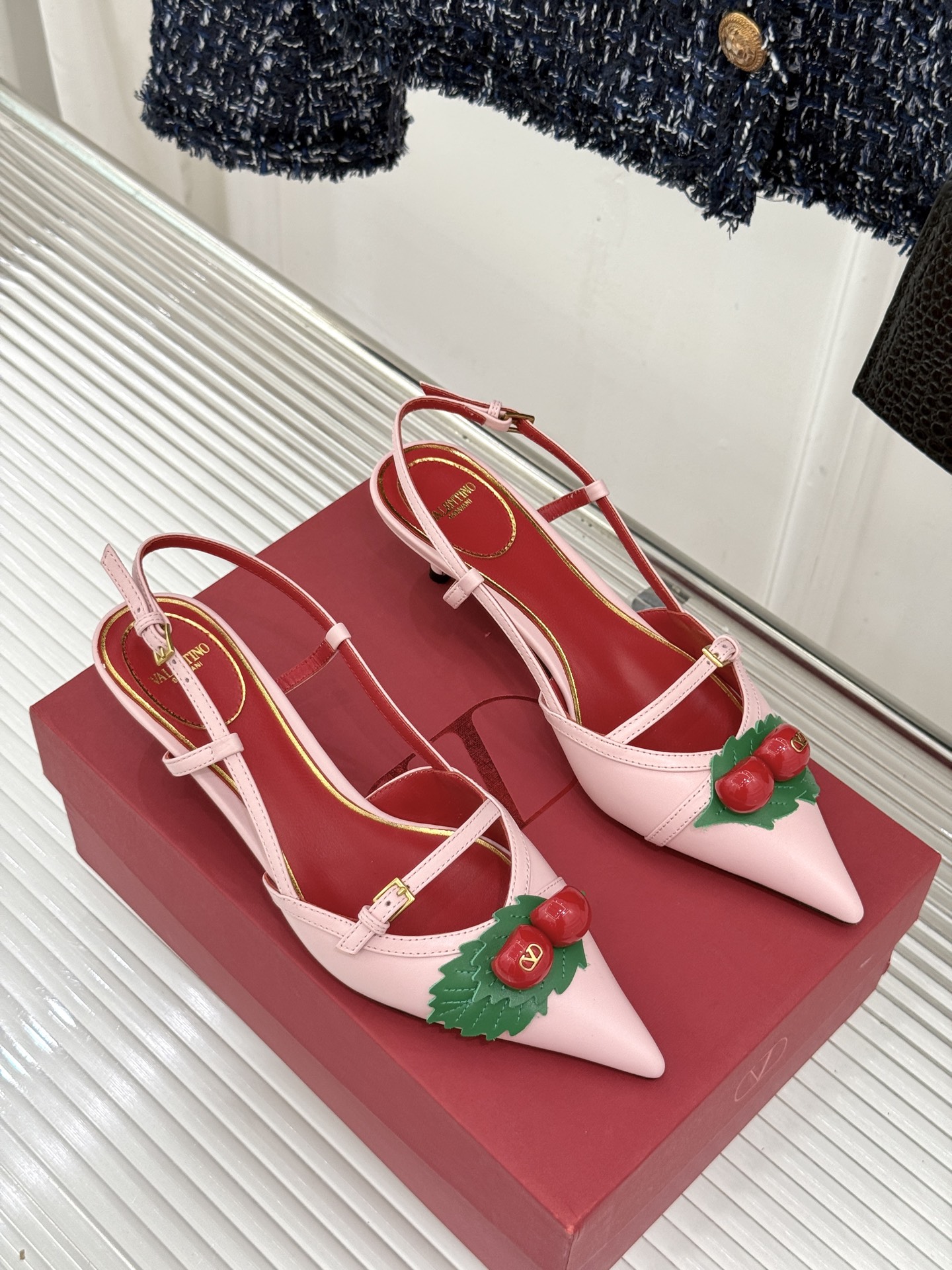 Valentino/华伦天奴26WF新品樱桃装饰尖头猫跟凉鞋夏日出街回头率超高小众别致完全不怕撞款轻奢氛
