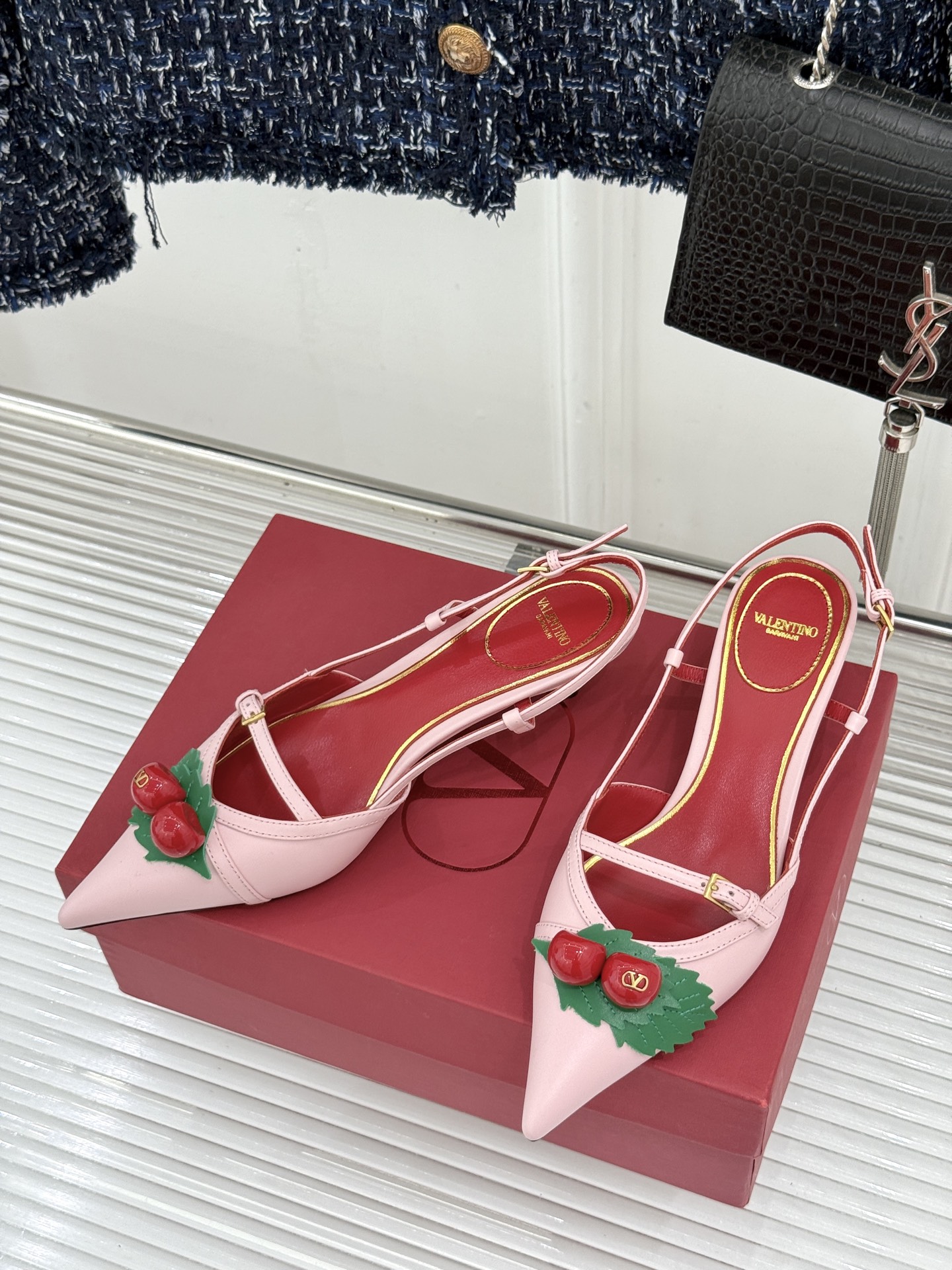 Valentino/华伦天奴26WF新品樱桃装饰尖头猫跟凉鞋夏日出街回头率超高小众别致完全不怕撞款轻奢氛