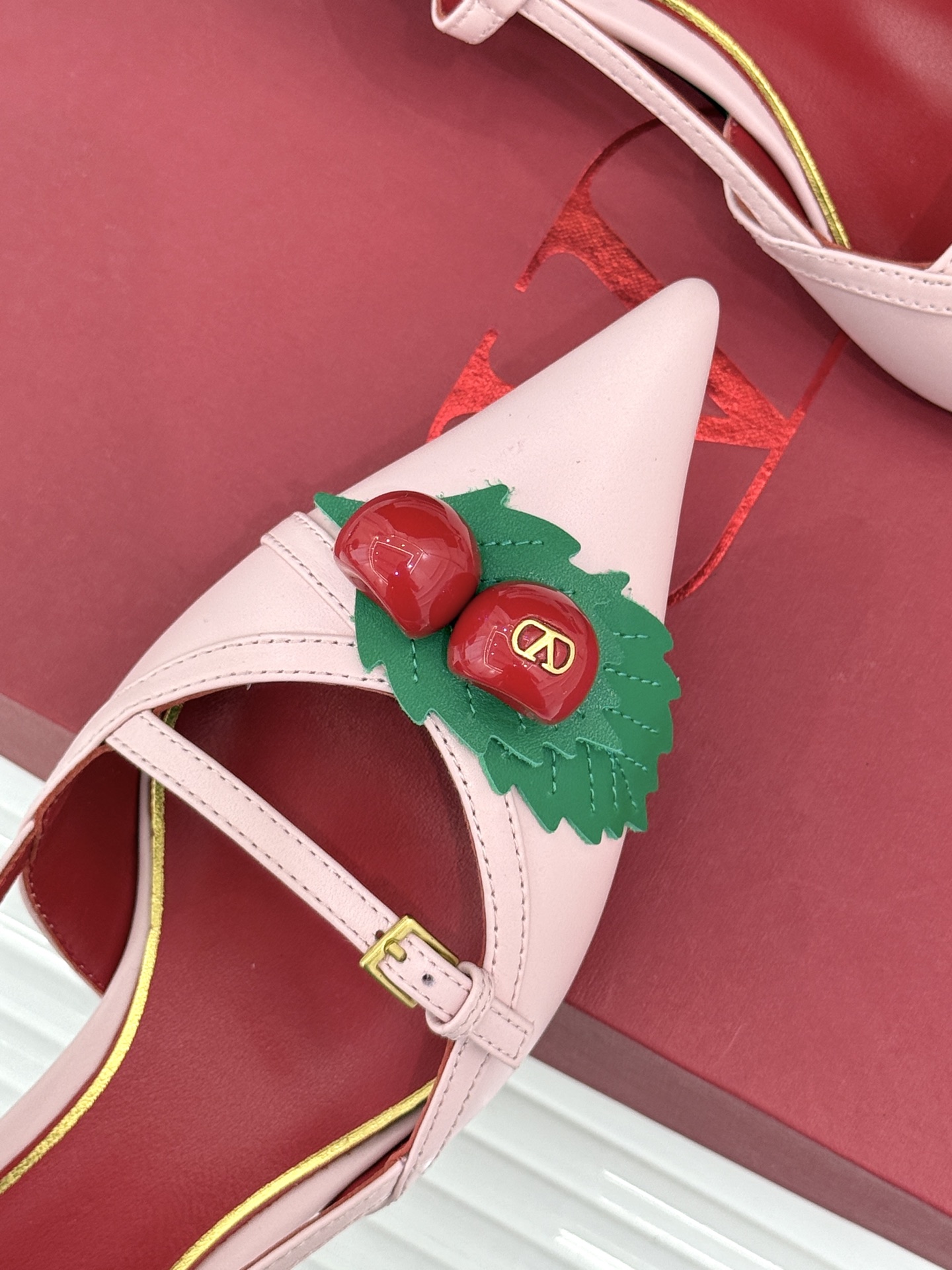 Valentino/华伦天奴26WF新品樱桃装饰尖头猫跟凉鞋夏日出街回头率超高小众别致完全不怕撞款轻奢氛