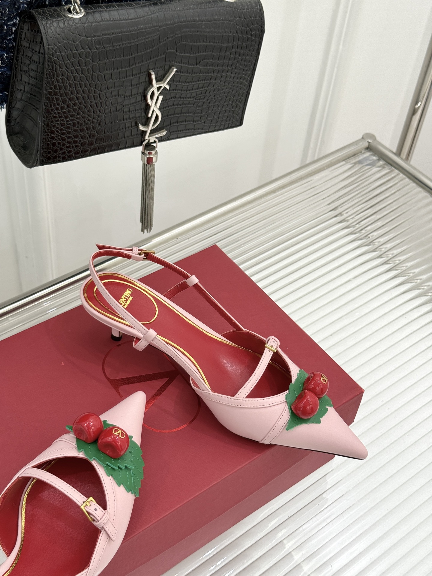 Valentino/华伦天奴26WF新品樱桃装饰尖头猫跟凉鞋夏日出街回头率超高小众别致完全不怕撞款轻奢氛