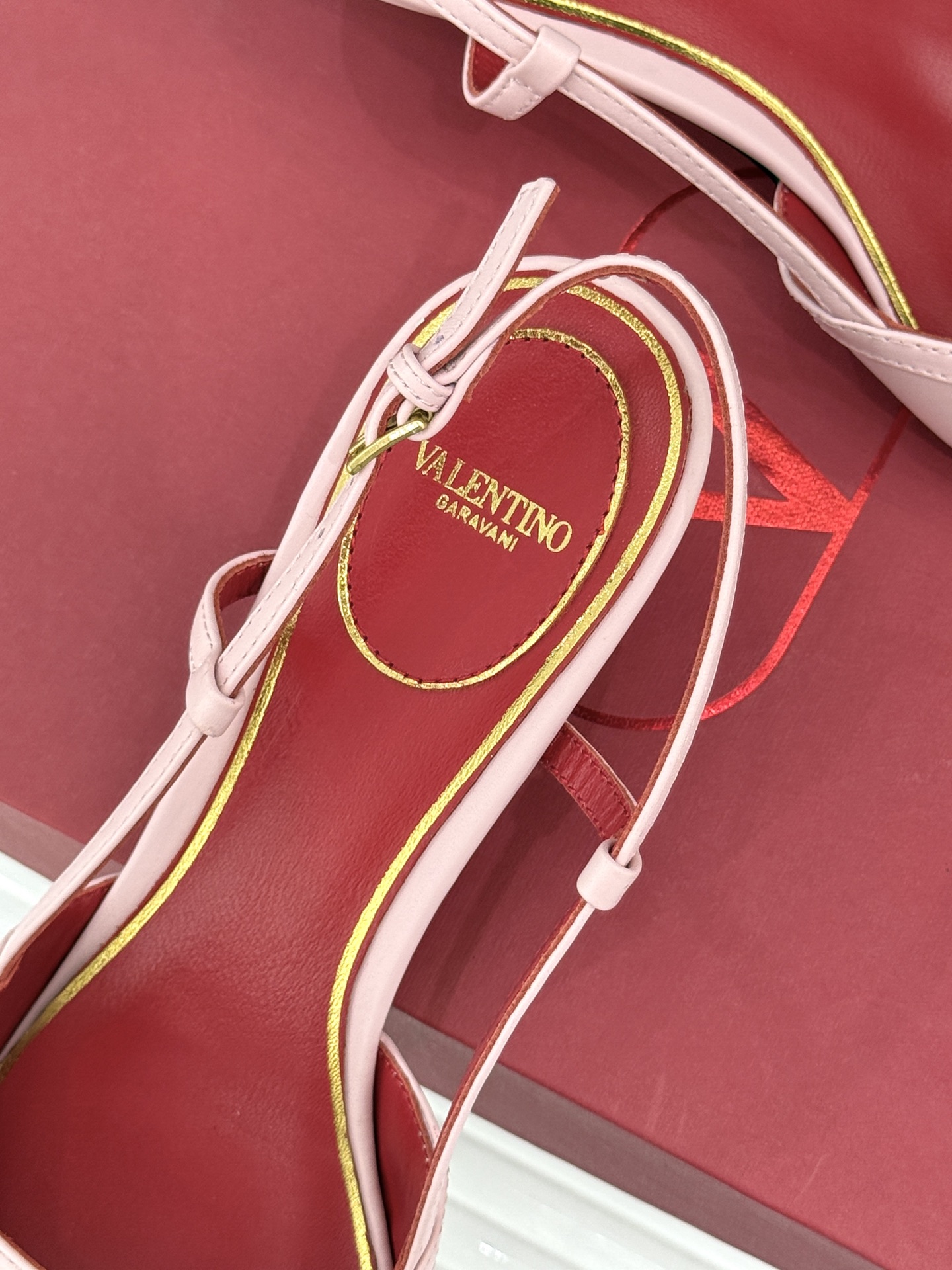 Valentino/华伦天奴26WF新品樱桃装饰尖头猫跟凉鞋夏日出街回头率超高小众别致完全不怕撞款轻奢氛