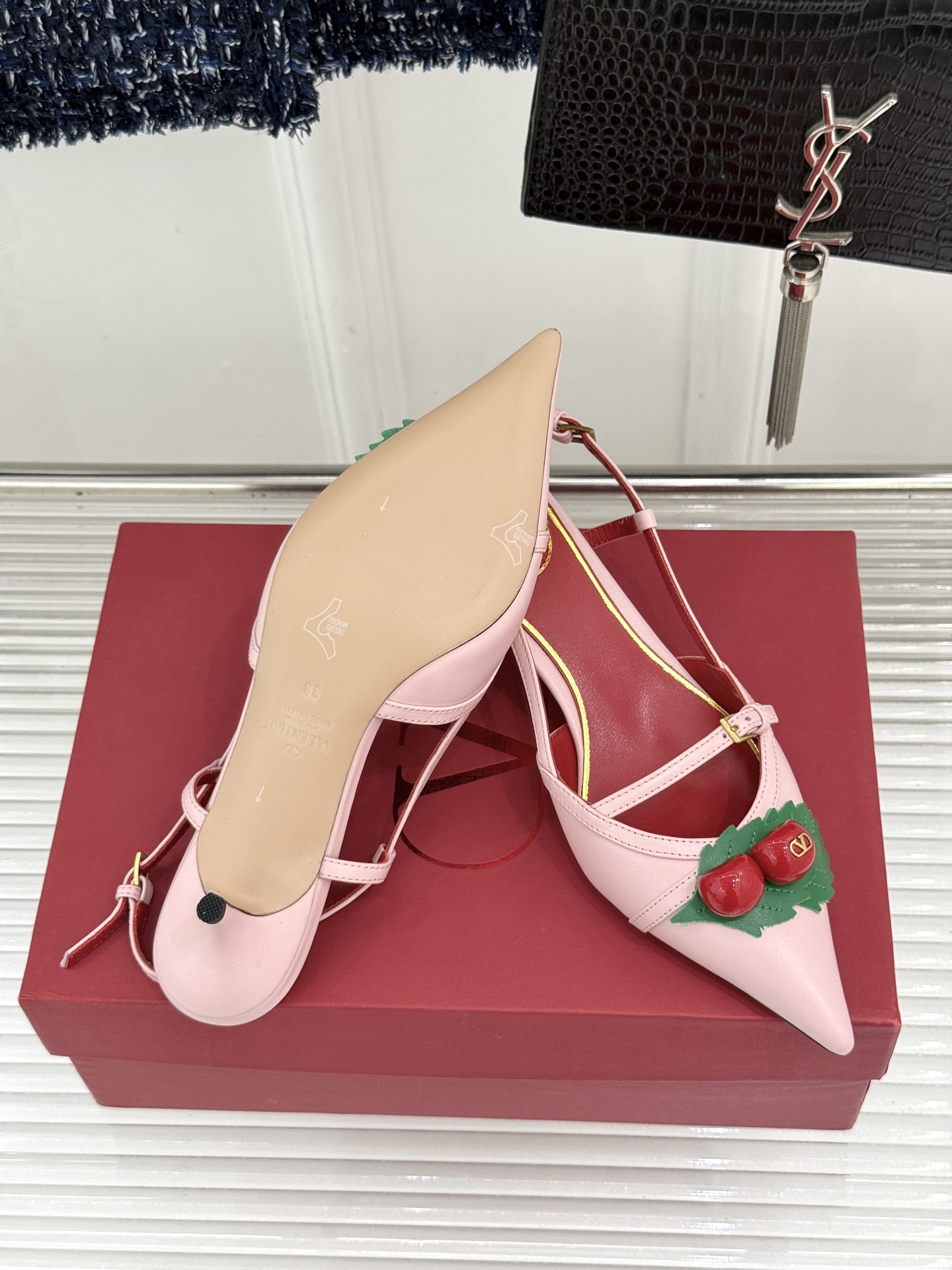 Valentino/华伦天奴26WF新品樱桃装饰尖头猫跟凉鞋夏日出街回头率超高小众别致完全不怕撞款轻奢氛