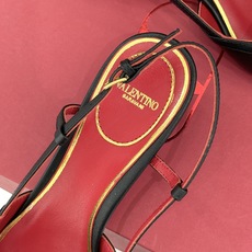 Valentino/华伦天奴26WF新品樱桃装饰尖头猫跟凉鞋夏日出街回头率超高小众别致完全不怕撞款轻奢氛 Valentino/华伦天奴26WF新品樱桃装饰尖头猫跟凉鞋夏日出街回头率超高小众别致完全不怕撞款轻奢氛