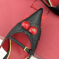 Valentino/华伦天奴26WF新品樱桃装饰尖头猫跟凉鞋夏日出街回头率超高小众别致完全不怕撞款轻奢氛 Valentino/华伦天奴26WF新品樱桃装饰尖头猫跟凉鞋夏日出街回头率超高小众别致完全不怕撞款轻奢氛