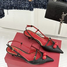 Valentino/华伦天奴26WF新品樱桃装饰尖头猫跟凉鞋夏日出街回头率超高小众别致完全不怕撞款轻奢氛 Valentino/华伦天奴26WF新品樱桃装饰尖头猫跟凉鞋夏日出街回头率超高小众别致完全不怕撞款轻奢氛