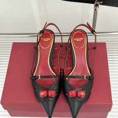 Valentino/华伦天奴26WF新品樱桃装饰尖头猫跟凉鞋夏日出街回头率超高小众别致完全不怕撞款轻奢氛 Valentino/华伦天奴26WF新品樱桃装饰尖头猫跟凉鞋夏日出街回头率超高小众别致完全不怕撞款轻奢氛