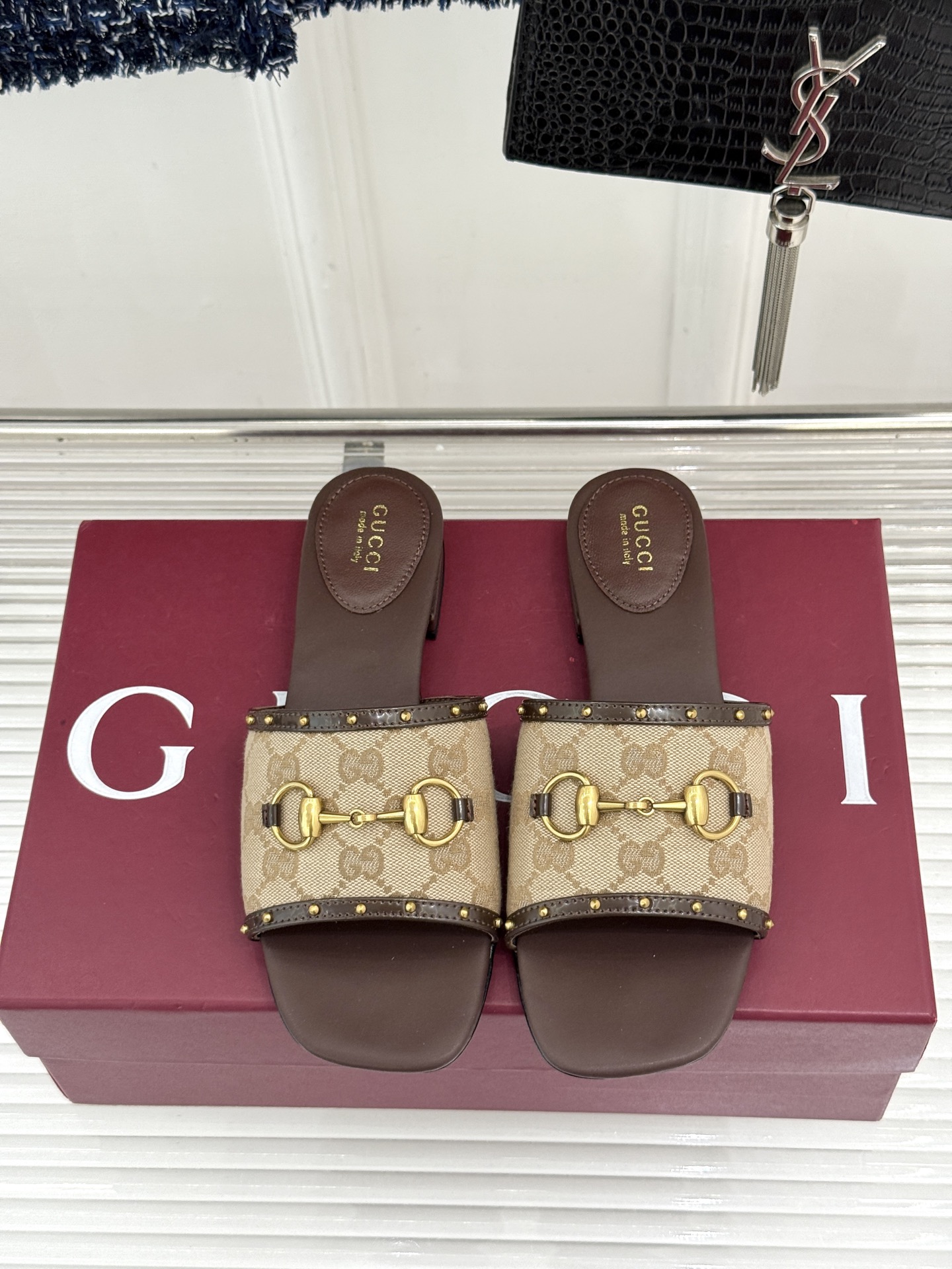 Gucci/古驰26WF新品老花马衔扣铆钉一字带平底高跟拖鞋典藏GG老花铺满鞋面金属铆钉点缀精致一字带经