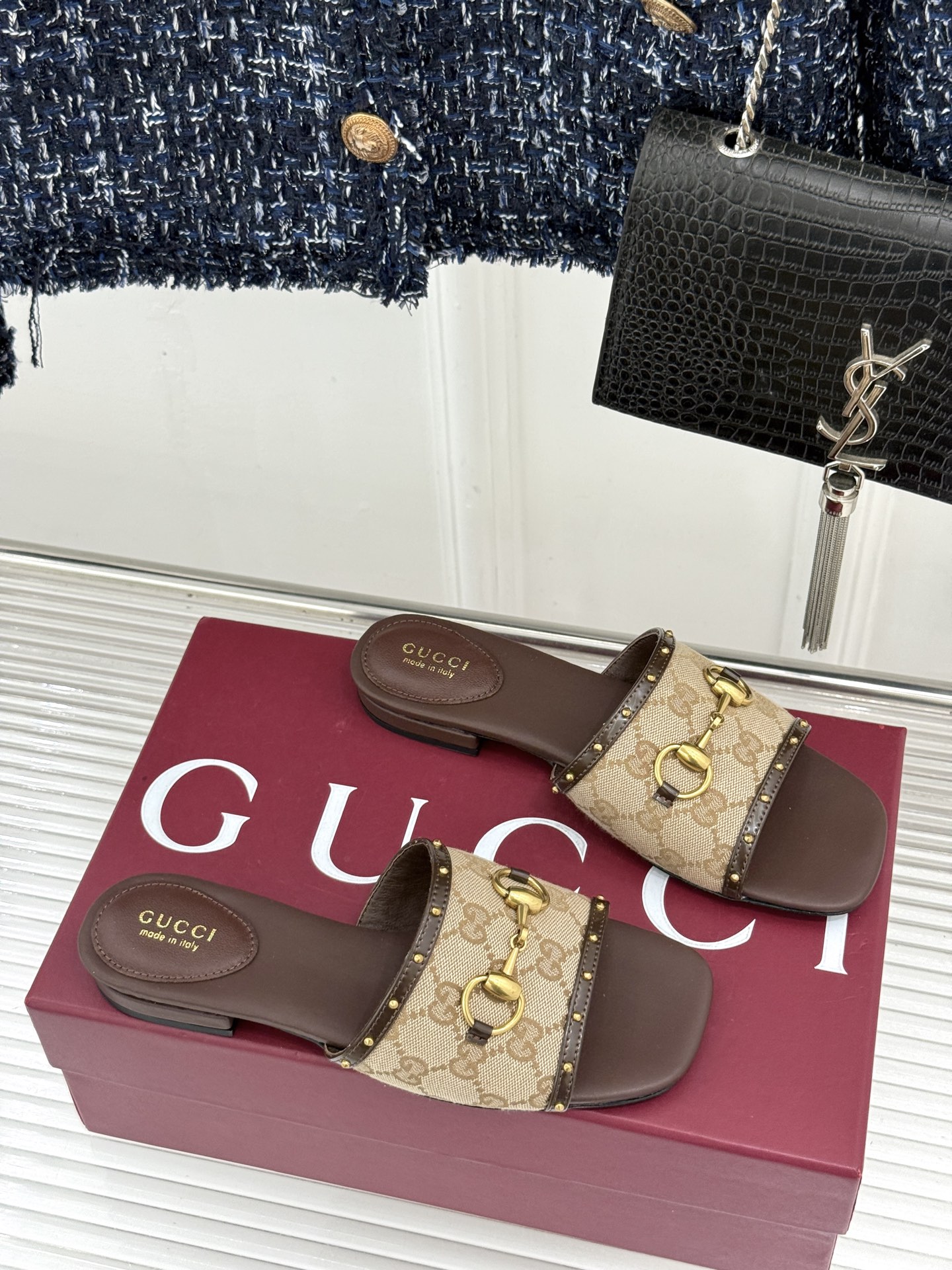 Gucci/古驰26WF新品老花马衔扣铆钉一字带平底高跟拖鞋典藏GG老花铺满鞋面金属铆钉点缀精致一字带经