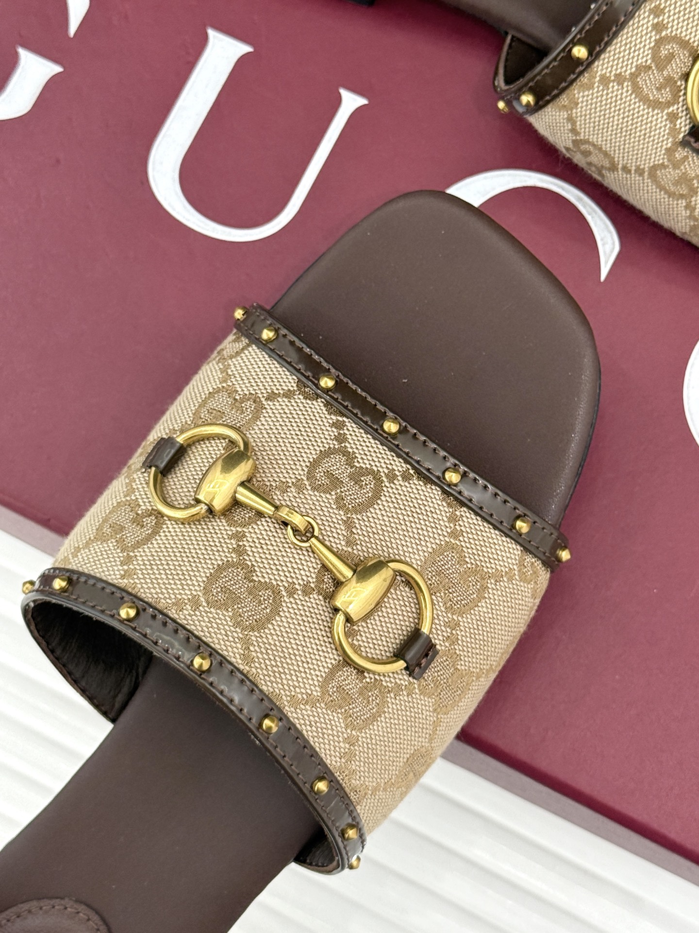 Gucci/古驰26WF新品老花马衔扣铆钉一字带平底高跟拖鞋典藏GG老花铺满鞋面金属铆钉点缀精致一字带经