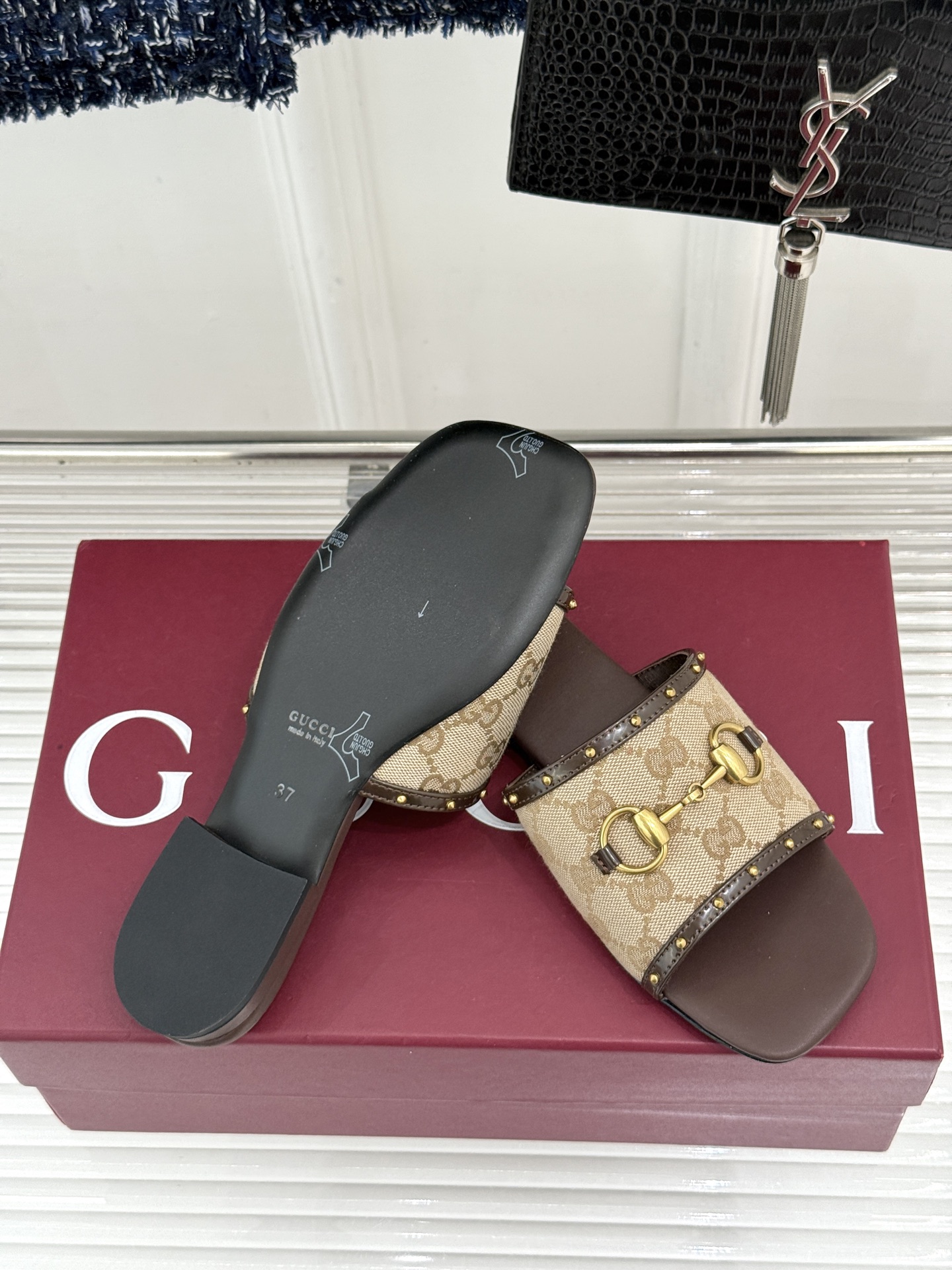 Gucci/古驰26WF新品老花马衔扣铆钉一字带平底高跟拖鞋典藏GG老花铺满鞋面金属铆钉点缀精致一字带经