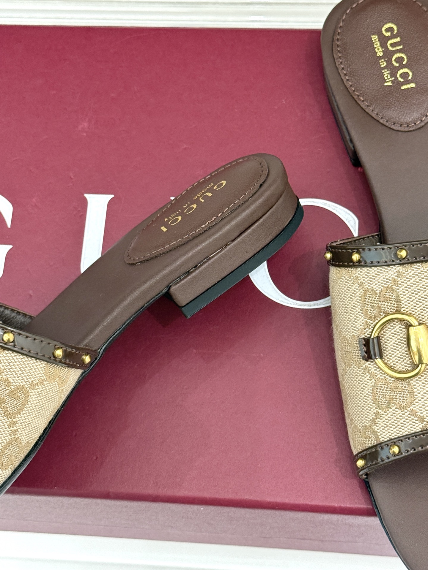 Gucci/古驰26WF新品老花马衔扣铆钉一字带平底高跟拖鞋典藏GG老花铺满鞋面金属铆钉点缀精致一字带经