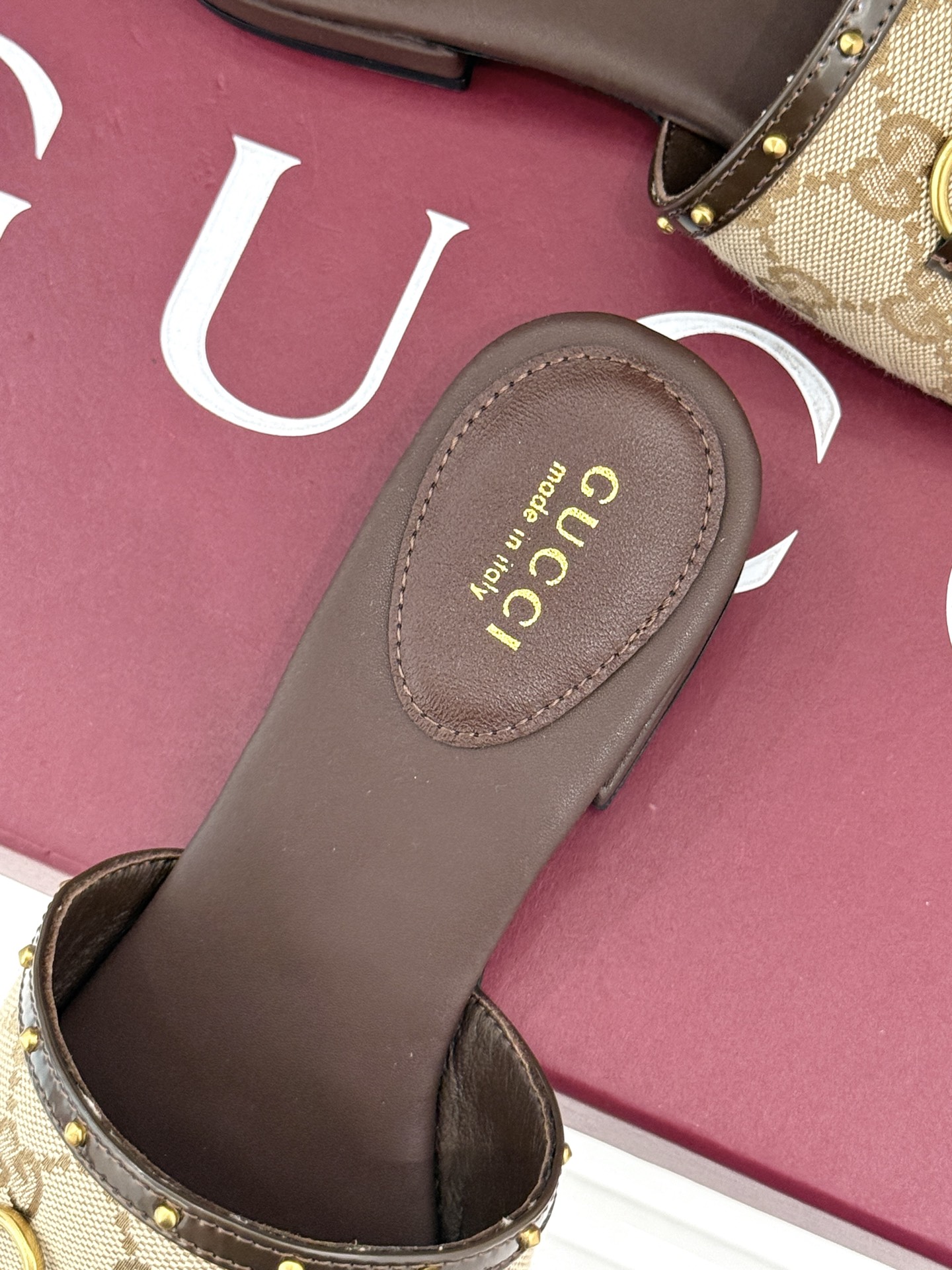 Gucci/古驰26WF新品老花马衔扣铆钉一字带平底高跟拖鞋典藏GG老花铺满鞋面金属铆钉点缀精致一字带经